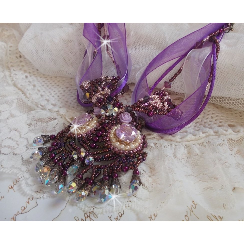 Parisienne-Halskette, bestickt mit Swarovski-Kristallen, elfenbeinfarbenen Perlmuttperlen und Rocailles