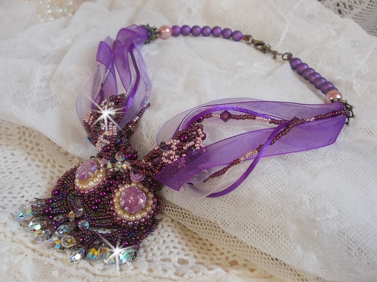 Parisienne-Halskette, bestickt mit Swarovski-Kristallen, elfenbeinfarbenen Perlmuttperlen und Rocailles