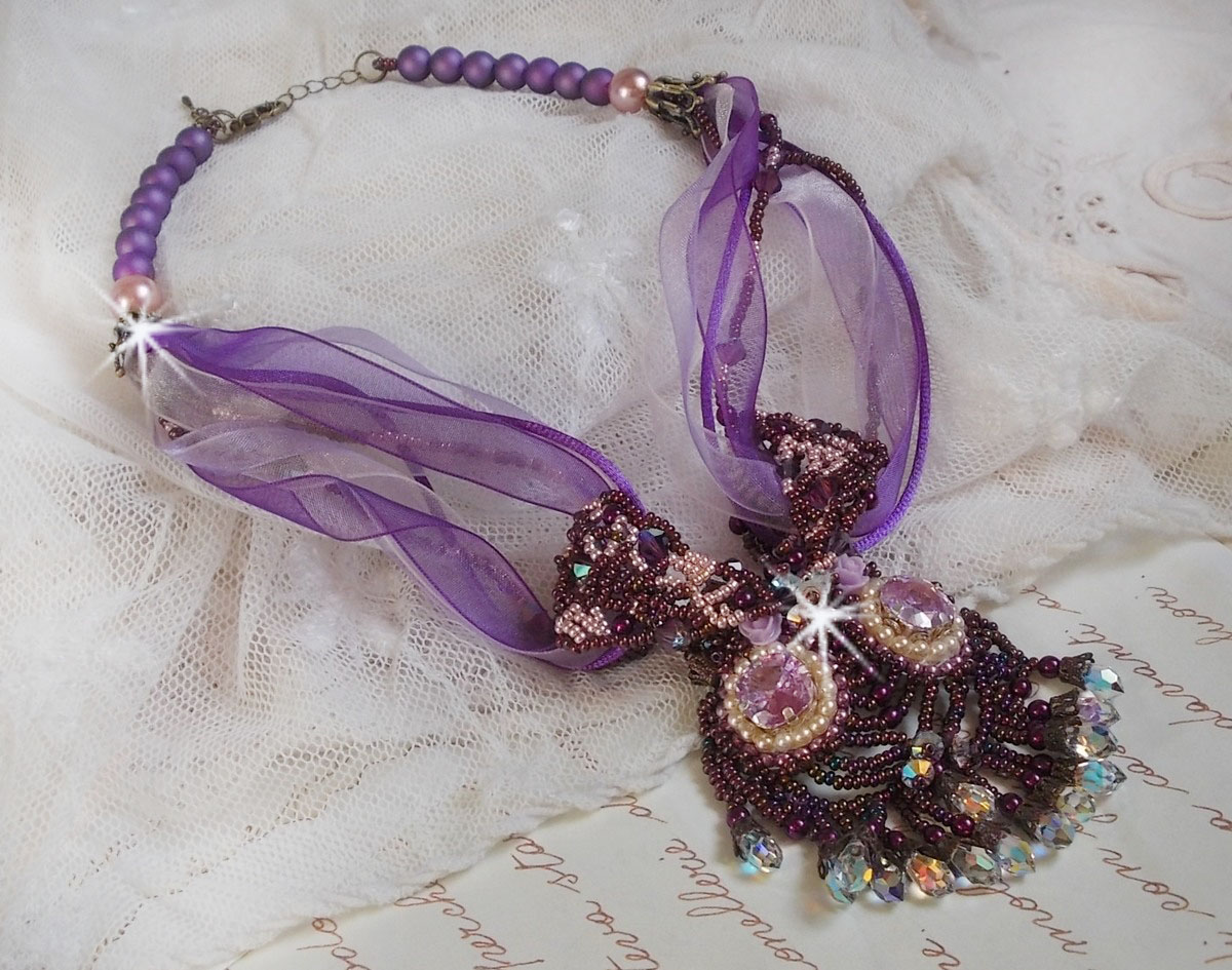 Parisienne-Halskette, bestickt mit Swarovski-Kristallen, elfenbeinfarbenen Perlmuttperlen und Rocailles