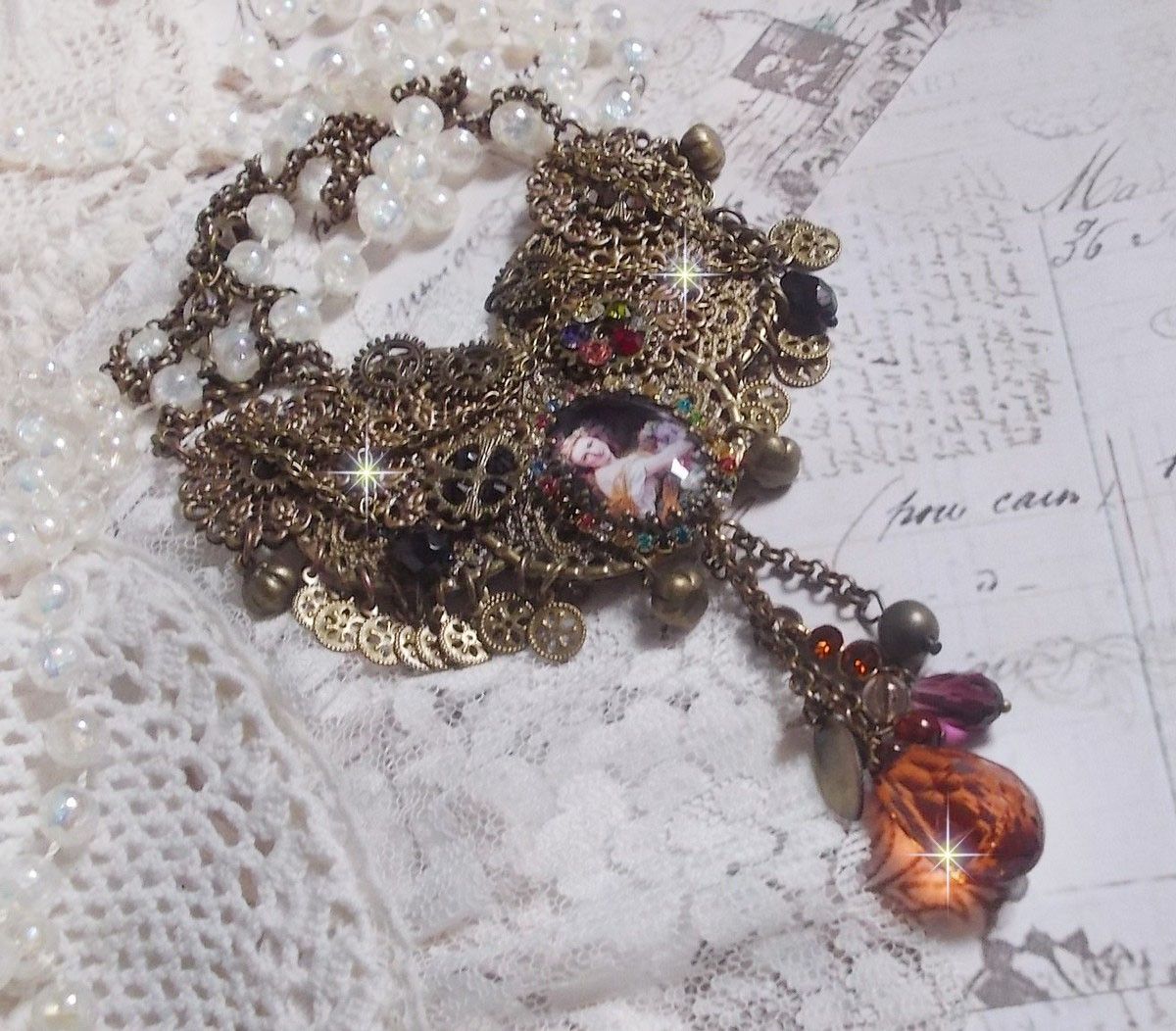 Mes Passions Broc's Halskette erstellt eine Frau mit goldenen Haaren mit Blumen, Bronze-farbige Accessoires, Kristall Charms und eine Strass-Kette