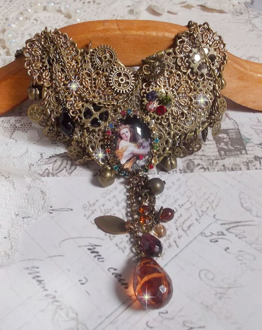 Mes Passions Broc's Halskette erstellt eine Frau mit goldenen Haaren mit Blumen, Bronze-farbige Accessoires, Kristall Charms und eine Strass-Kette