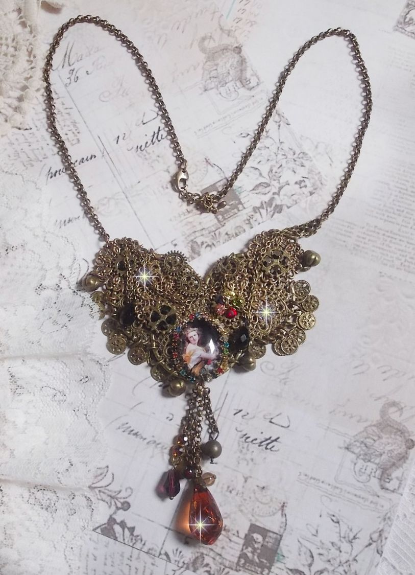 Mes Passions Broc's Halskette erstellt eine Frau mit goldenen Haaren mit Blumen, Bronze-farbige Accessoires, Kristall Charms und eine Strass-Kette