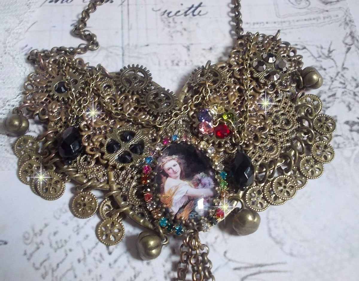 Mes Passions Broc's Halskette erstellt eine Frau mit goldenen Haaren mit Blumen, Bronze-farbige Accessoires, Kristall Charms und eine Strass-Kette