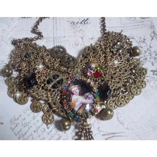 Mes Passions Broc's Halskette erstellt eine Frau mit goldenen Haaren mit Blumen, Bronze-farbige Accessoires, Kristall Charms und eine Strass-Kette