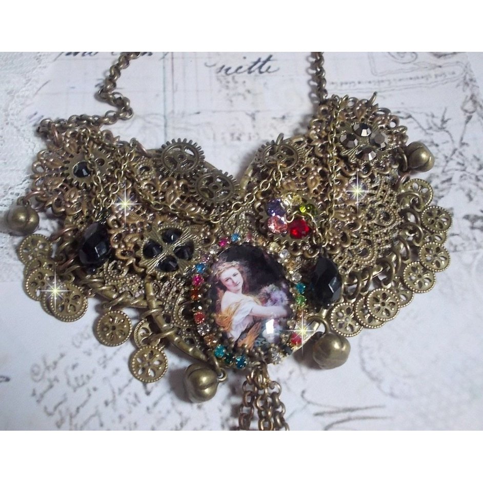 Mes Passions Broc's Halskette erstellt eine Frau mit goldenen Haaren mit Blumen, Bronze-farbige Accessoires, Kristall Charms und eine Strass-Kette