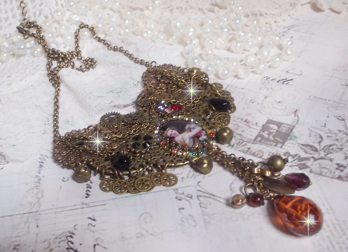 Mes Passions Broc's Halskette erstellt eine Frau mit goldenen Haaren mit Blumen, Bronze-farbige Accessoires, Kristall Charms und eine Strass-Kette