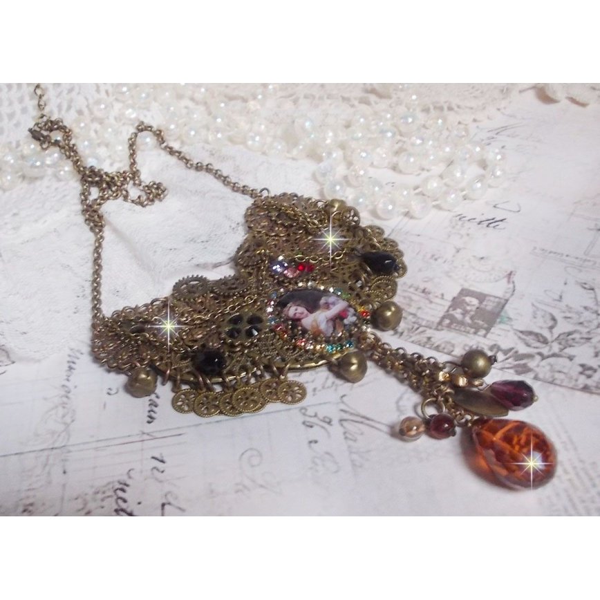 Mes Passions Broc's Halskette erstellt eine Frau mit goldenen Haaren mit Blumen, Bronze-farbige Accessoires, Kristall Charms und eine Strass-Kette
