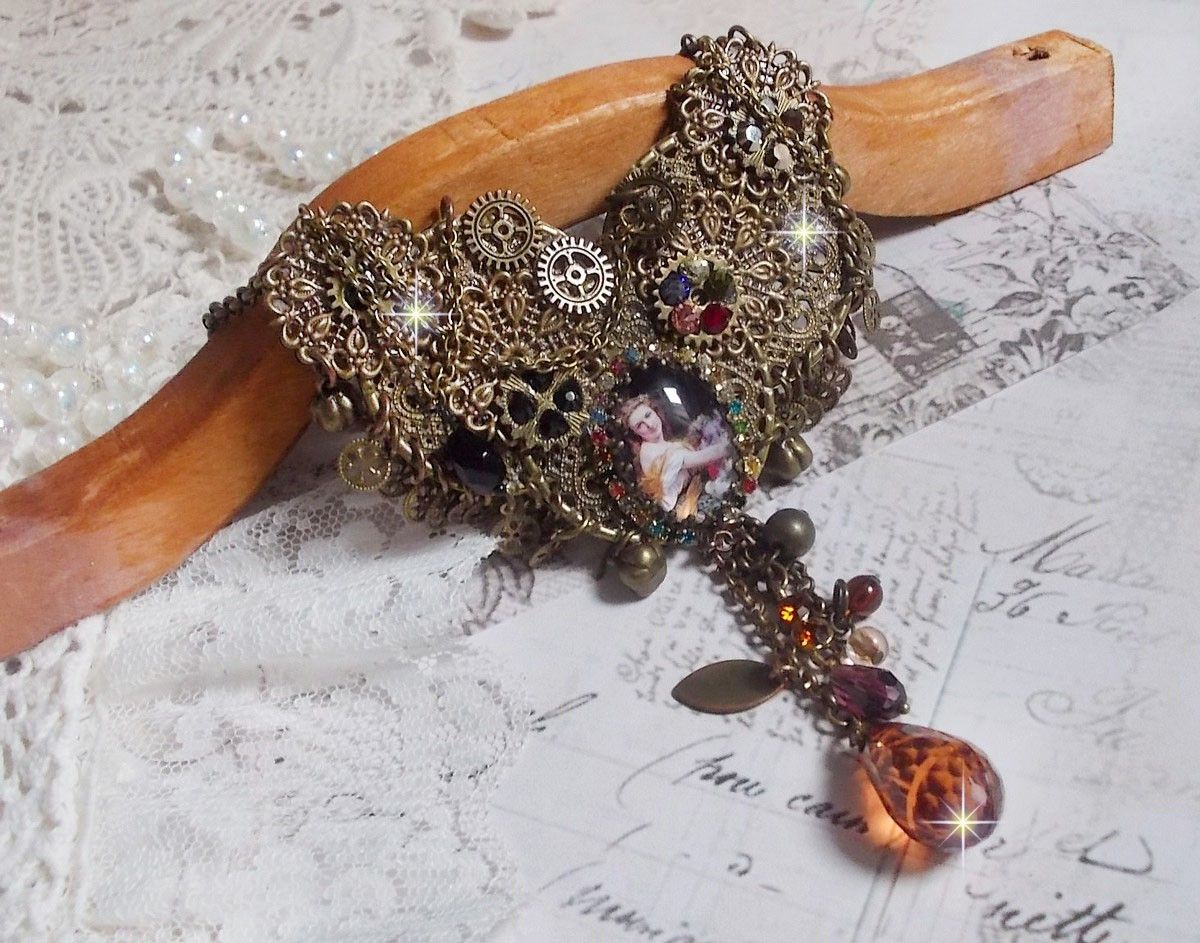 Mes Passions Broc's Halskette erstellt eine Frau mit goldenen Haaren mit Blumen, Bronze-farbige Accessoires, Kristall Charms und eine Strass-Kette