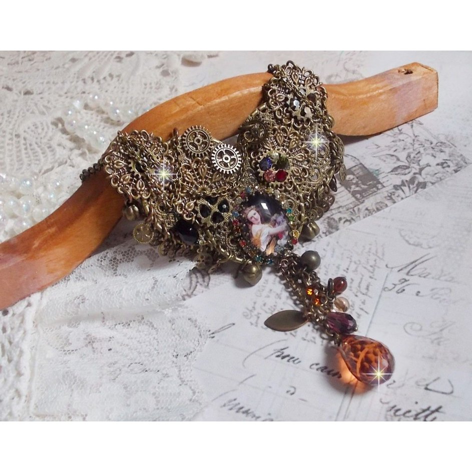 Mes Passions Broc's Halskette erstellt eine Frau mit goldenen Haaren mit Blumen, Bronze-farbige Accessoires, Kristall Charms und eine Strass-Kette