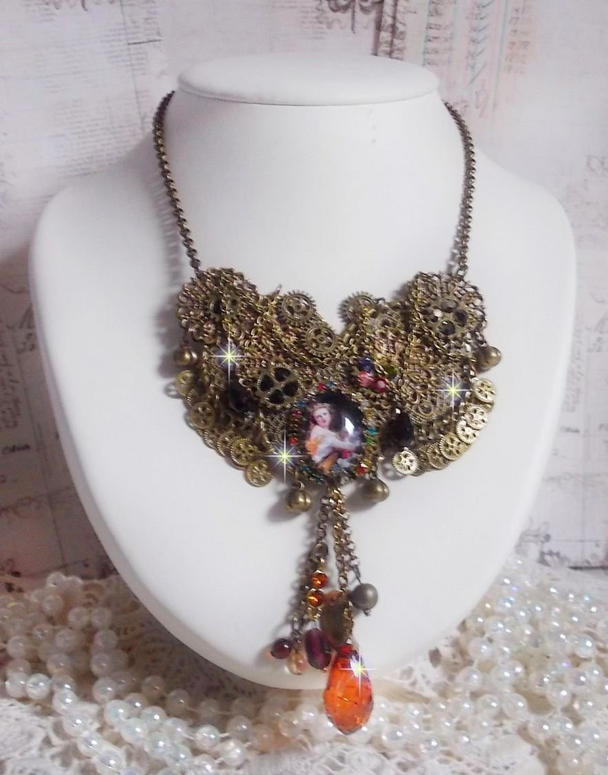 Mes Passions Broc's Halskette erstellt eine Frau mit goldenen Haaren mit Blumen, Bronze-farbige Accessoires, Kristall Charms und eine Strass-Kette