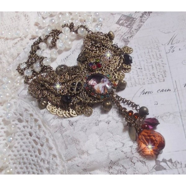 Mes Passions Broc's Halskette erstellt eine Frau mit goldenen Haaren mit Blumen, Bronze-farbige Accessoires, Kristall Charms und eine Strass-Kette