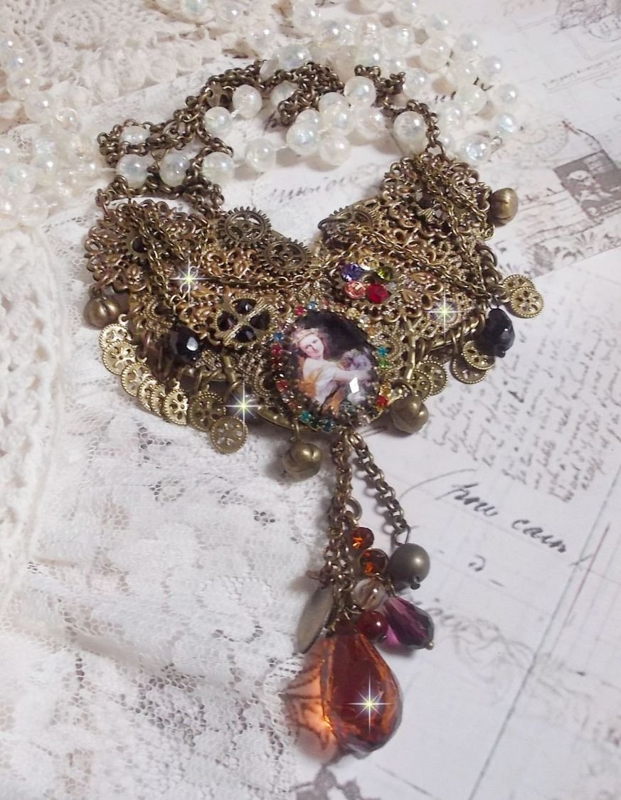 Mes Passions Broc's Halskette erstellt eine Frau mit goldenen Haaren mit Blumen, Bronze-farbige Accessoires, Kristall Charms und eine Strass-Kette