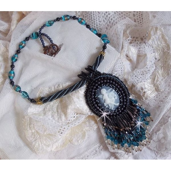 Bestickte Angelot-Anh&auml;ngerkette mit einem Engel aus Acryl, Kreiseln aus Swarovski-Kristall und japanischen Rocailles