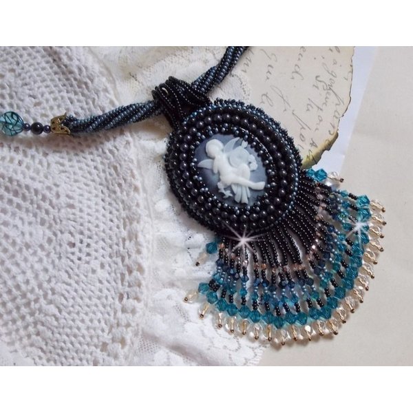 Bestickte Angelot-Anh&auml;ngerkette mit einem Engel aus Acryl, Kreiseln aus Swarovski-Kristall und japanischen Rocailles