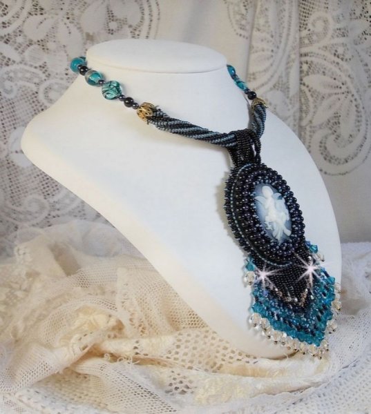 Bestickte Angelot-Anh&auml;ngerkette mit einem Engel aus Acryl, Kreiseln aus Swarovski-Kristall und japanischen Rocailles