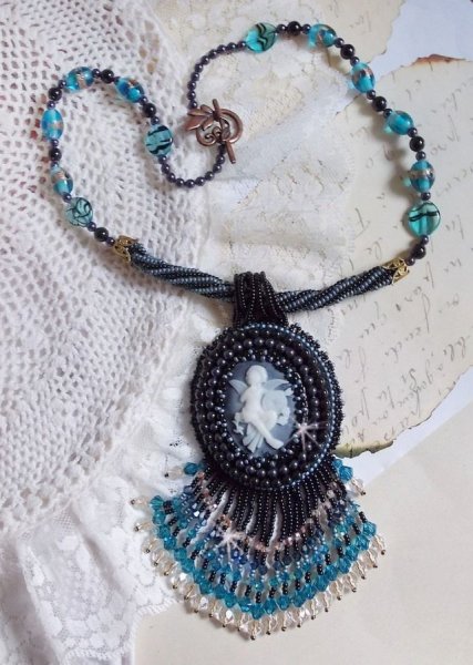 Bestickte Angelot-Anh&auml;ngerkette mit einem Engel aus Acryl, Kreiseln aus Swarovski-Kristall und japanischen Rocailles