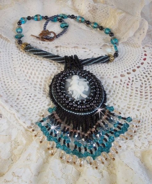 Bestickte Angelot-Anh&auml;ngerkette mit einem Engel aus Acryl, Kreiseln aus Swarovski-Kristall und japanischen Rocailles