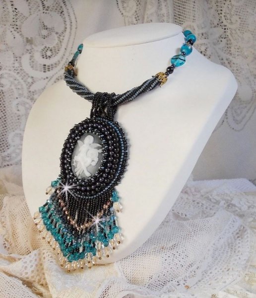 Bestickte Angelot-Anh&auml;ngerkette mit einem Engel aus Acryl, Kreiseln aus Swarovski-Kristall und japanischen Rocailles