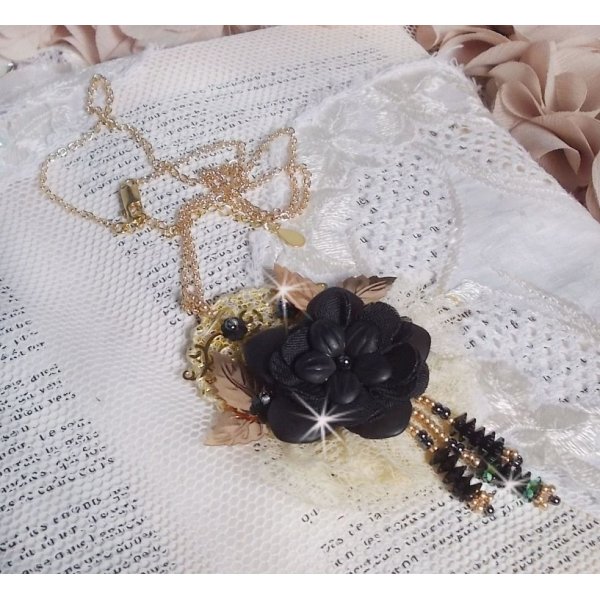 Schwarz-goldene Traumf&auml;nger-Anh&auml;ngerkette mit sehr alter Spitze und sch&ouml;nen Kristallen