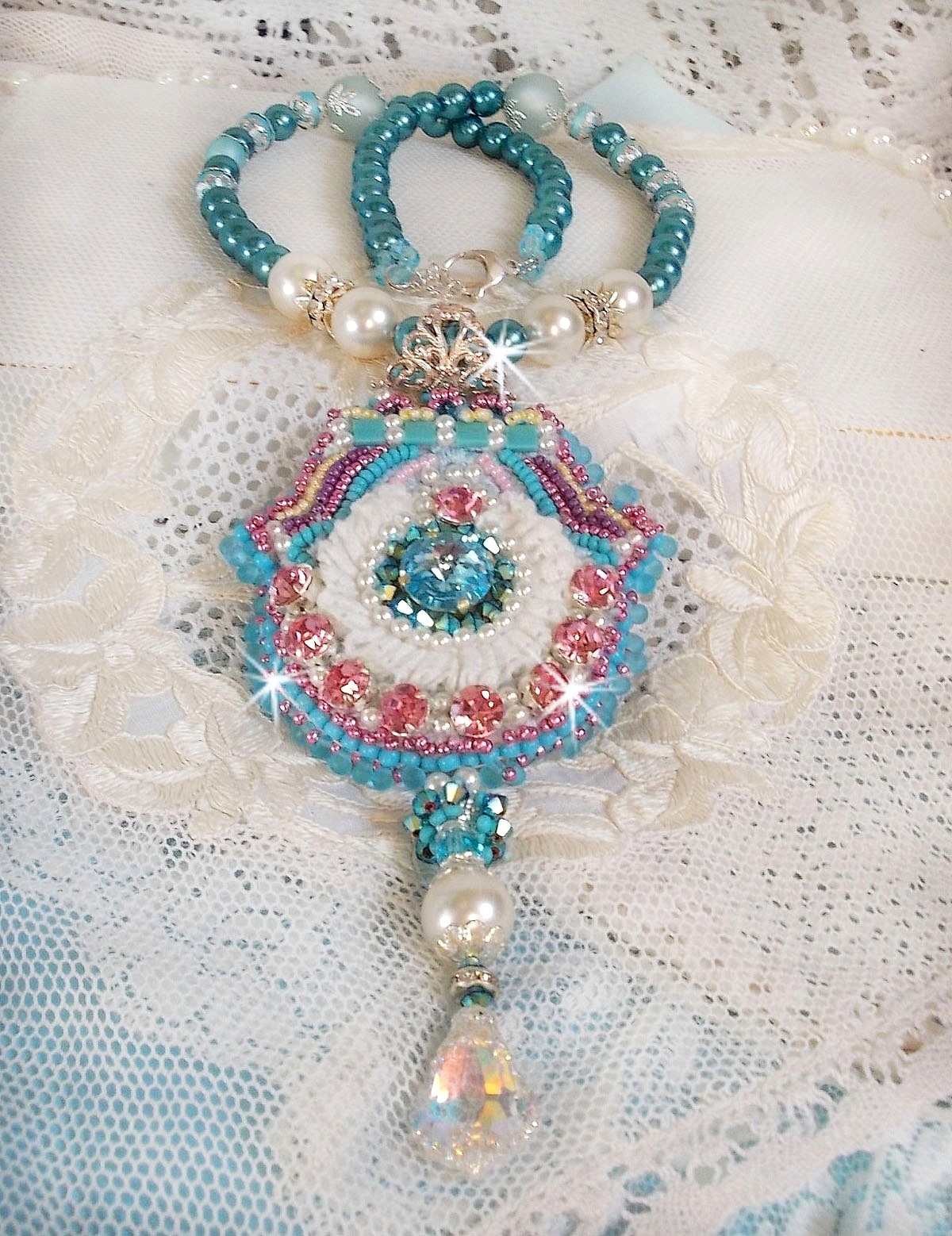 Collier pendentif Beauty Alicia Blue avec des cristaux de Swarovski et une dentelle très fine.