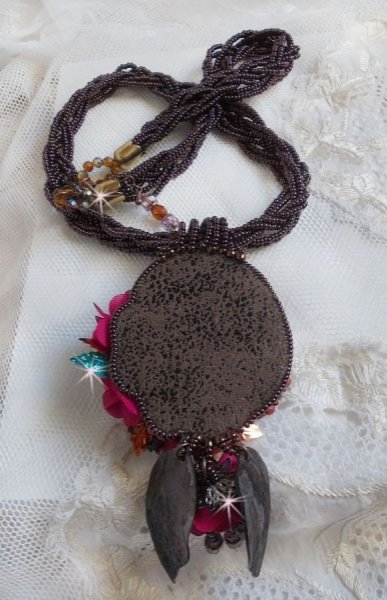 Belle H&eacute;l&egrave;ne Haute-Couture-Anh&auml;ngerhalskette mit Stoffblumen und Perlmuttbl&auml;ttern