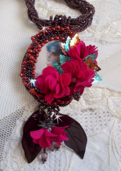 Belle H&eacute;l&egrave;ne Haute-Couture-Anh&auml;ngerhalskette mit Stoffblumen und Perlmuttbl&auml;ttern