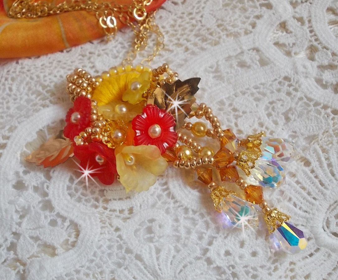 Goldknopf-Anhängerkette mit verschiedenen Kristallen und Perlen von hoher Qualität