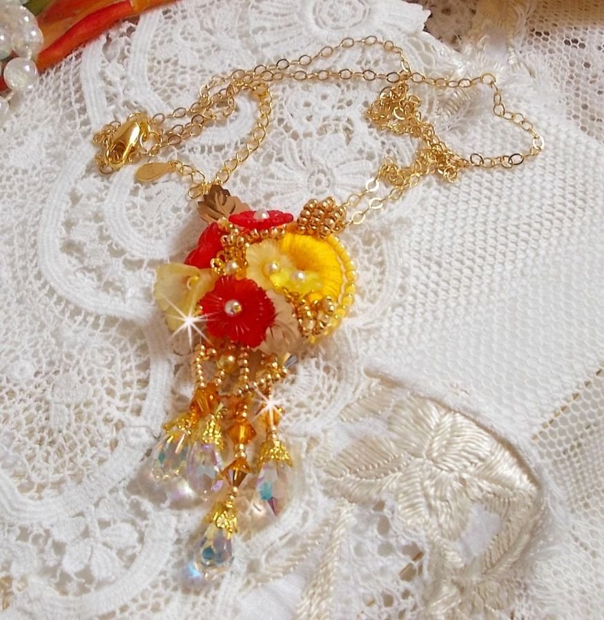 Goldknopf-Anhängerkette mit verschiedenen Kristallen und Perlen von hoher Qualität