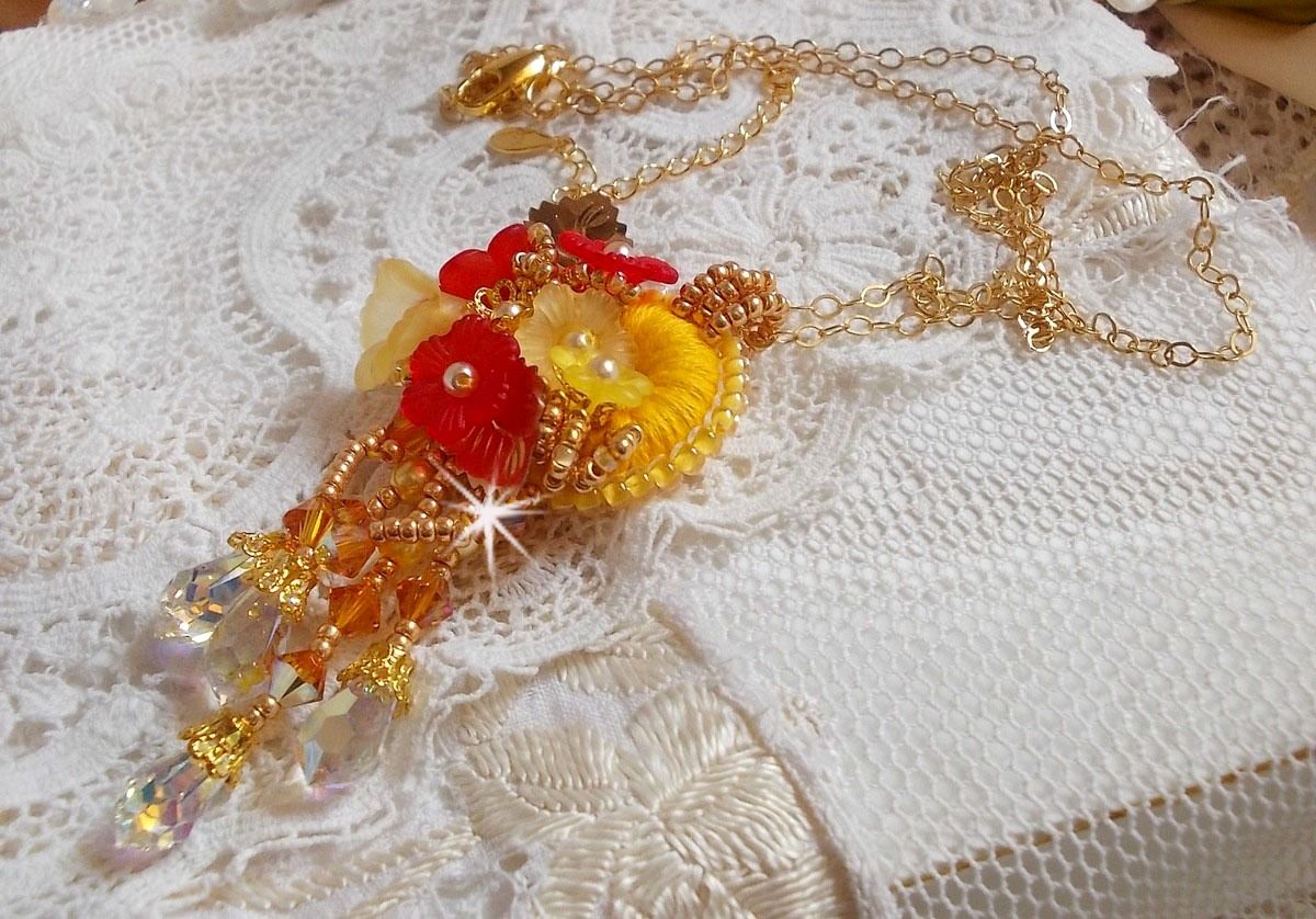 Goldknopf-Anhängerkette mit verschiedenen Kristallen und Perlen von hoher Qualität