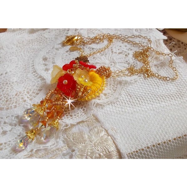 Goldknopf-Anh&auml;ngerkette mit verschiedenen Kristallen und Perlen von hoher Qualit&auml;t