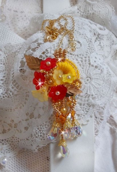 Goldknopf-Anh&auml;ngerkette mit verschiedenen Kristallen und Perlen von hoher Qualit&auml;t