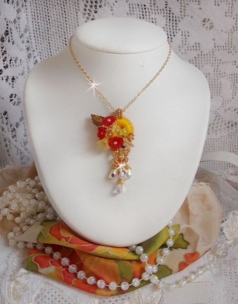 Goldknopf-Anh&auml;ngerkette mit verschiedenen Kristallen und Perlen von hoher Qualit&auml;t