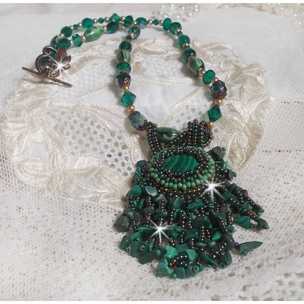 Smaragdgr&uuml;ner, bestickter Anh&auml;nger mit einem Cabochon und Chips aus nat&uuml;rlichem Malachit, Kristallen, Facetten und Rocailles