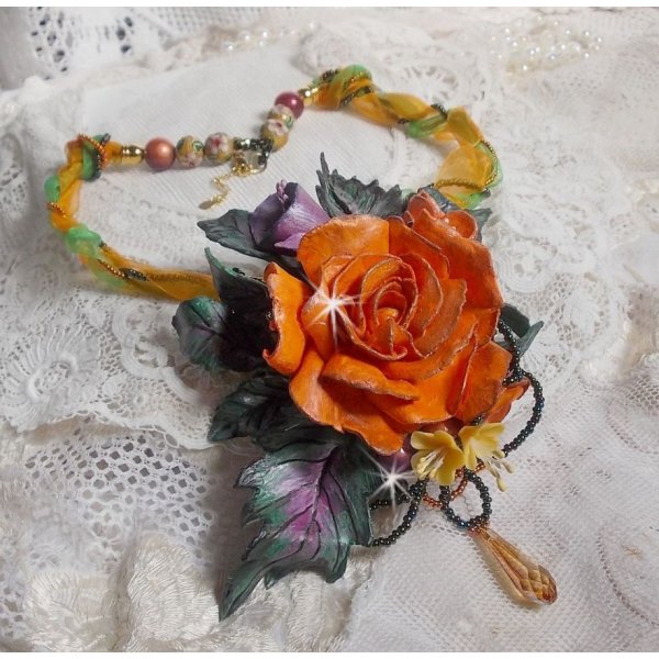 Halskette mit Anh&auml;nger Douceur de Printemps kreiert ganz aus kaltem Porzellan und verschiedenen Perlen