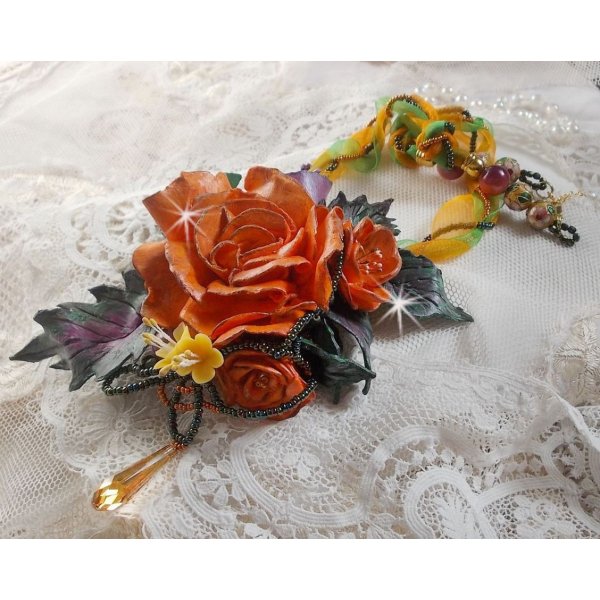 Halskette mit Anh&auml;nger Douceur de Printemps kreiert ganz aus kaltem Porzellan und verschiedenen Perlen