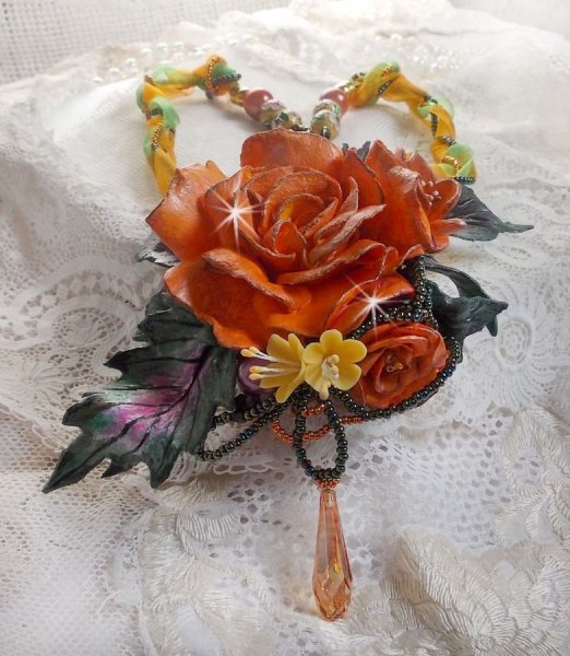 Halskette mit Anh&auml;nger Douceur de Printemps kreiert ganz aus kaltem Porzellan und verschiedenen Perlen