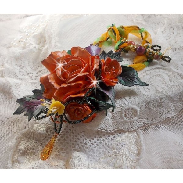 Halskette mit Anh&auml;nger Douceur de Printemps kreiert ganz aus kaltem Porzellan und verschiedenen Perlen