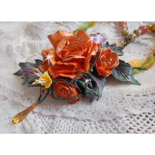 Halskette mit Anh&auml;nger Douceur de Printemps kreiert ganz aus kaltem Porzellan und verschiedenen Perlen