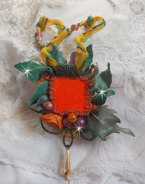 Halskette mit Anh&auml;nger Douceur de Printemps kreiert ganz aus kaltem Porzellan und verschiedenen Perlen