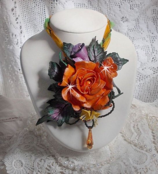 Halskette mit Anh&auml;nger Douceur de Printemps kreiert ganz aus kaltem Porzellan und verschiedenen Perlen