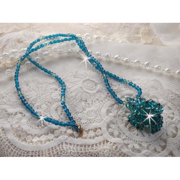 Smaragdgr&uuml;ne Anh&auml;ngerkette mit Kreiseln in Swarovski-Kristall und Facetten