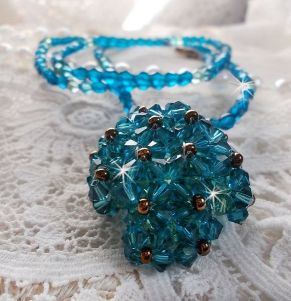 Smaragdgr&uuml;ne Anh&auml;ngerkette mit Kreiseln in Swarovski-Kristall und Facetten