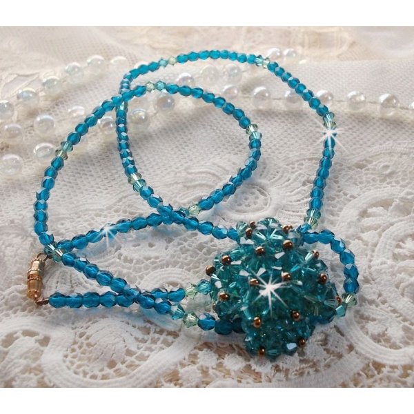 Smaragdgr&uuml;ne Anh&auml;ngerkette mit Kreiseln in Swarovski-Kristall und Facetten