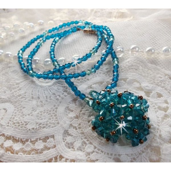 Smaragdgr&uuml;ne Anh&auml;ngerkette mit Kreiseln in Swarovski-Kristall und Facetten