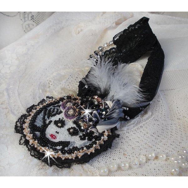 F&eacute;erie Black-Anh&auml;ngerkette mit einem sch&ouml;nen Hut aus Seide und Perlen.