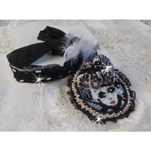 F&eacute;erie Black-Anh&auml;ngerkette mit einem sch&ouml;nen Hut aus Seide und Perlen.