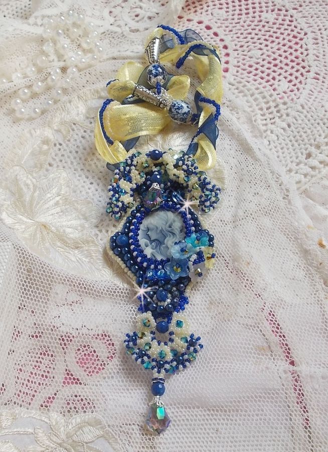 Blue Palace Haute-Couture-Anhängerkette mit bunten Rocailles und Swarovski-Kristallen