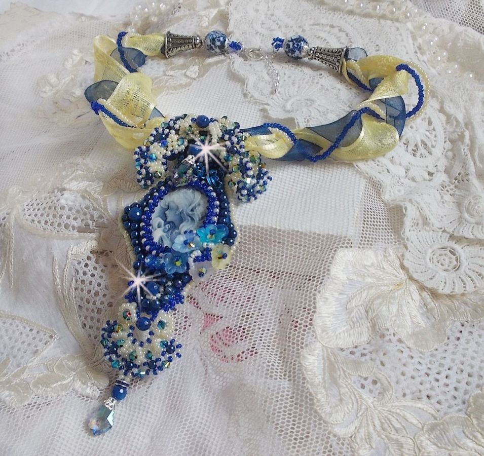 Blue Palace Haute-Couture-Anhängerkette mit bunten Rocailles und Swarovski-Kristallen