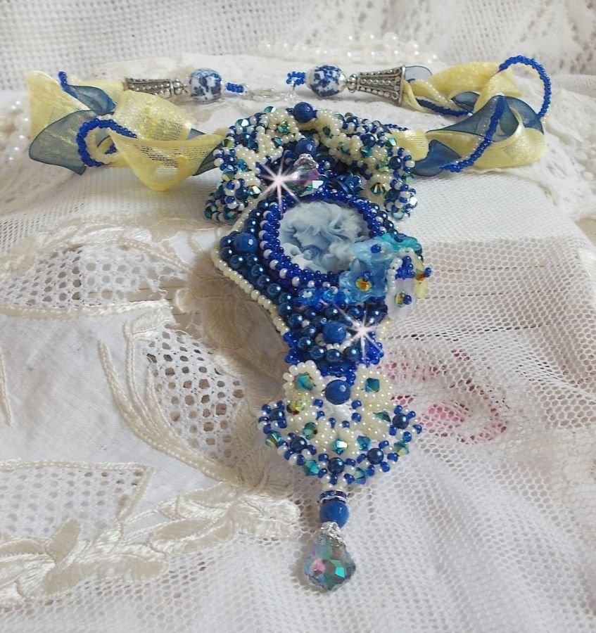 Blue Palace Haute-Couture-Anhängerkette mit bunten Rocailles und Swarovski-Kristallen