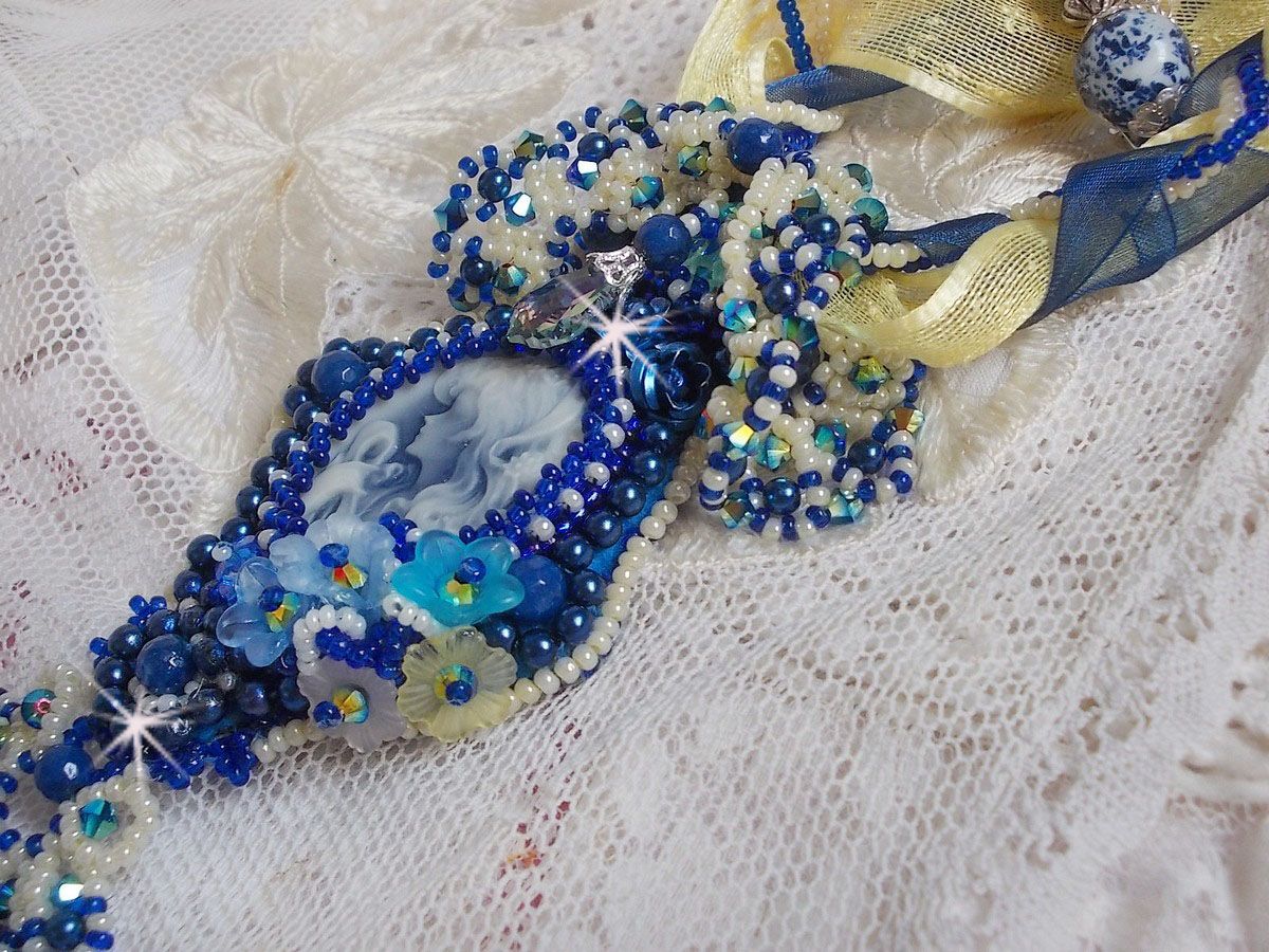 Blue Palace Haute-Couture-Anhängerkette mit bunten Rocailles und Swarovski-Kristallen